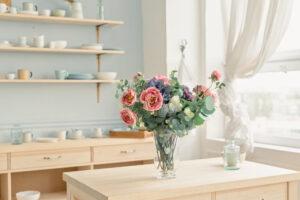 Künstliche Blumen in Vase auf einem Tisch in einer modernen Küche.